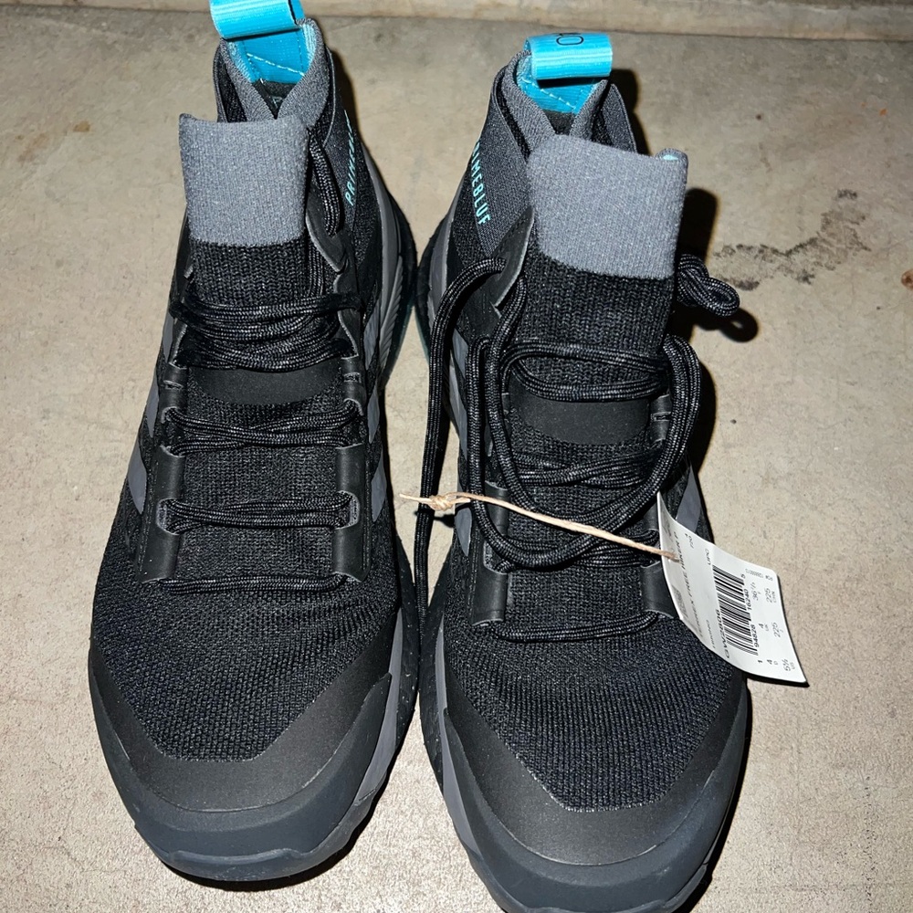 Adidas hiking shoes Black and Blue High-Top. Continental primebluf